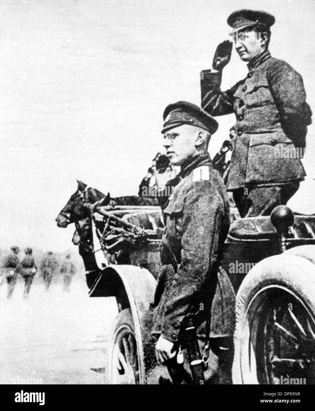 Der Premierminister der russischen provisorischen Regierung, Alexander Fjodorowitsch Kerensky (r), besucht im Juli 1917 russische Truppen an der Front. Die liberale provisorische Regierung wurde in der Februar-Revolution gebildet und 1917 bei der Oktoberrevolution gestürzt. Fotoarchiv für Zeitgeschichte Stockfoto