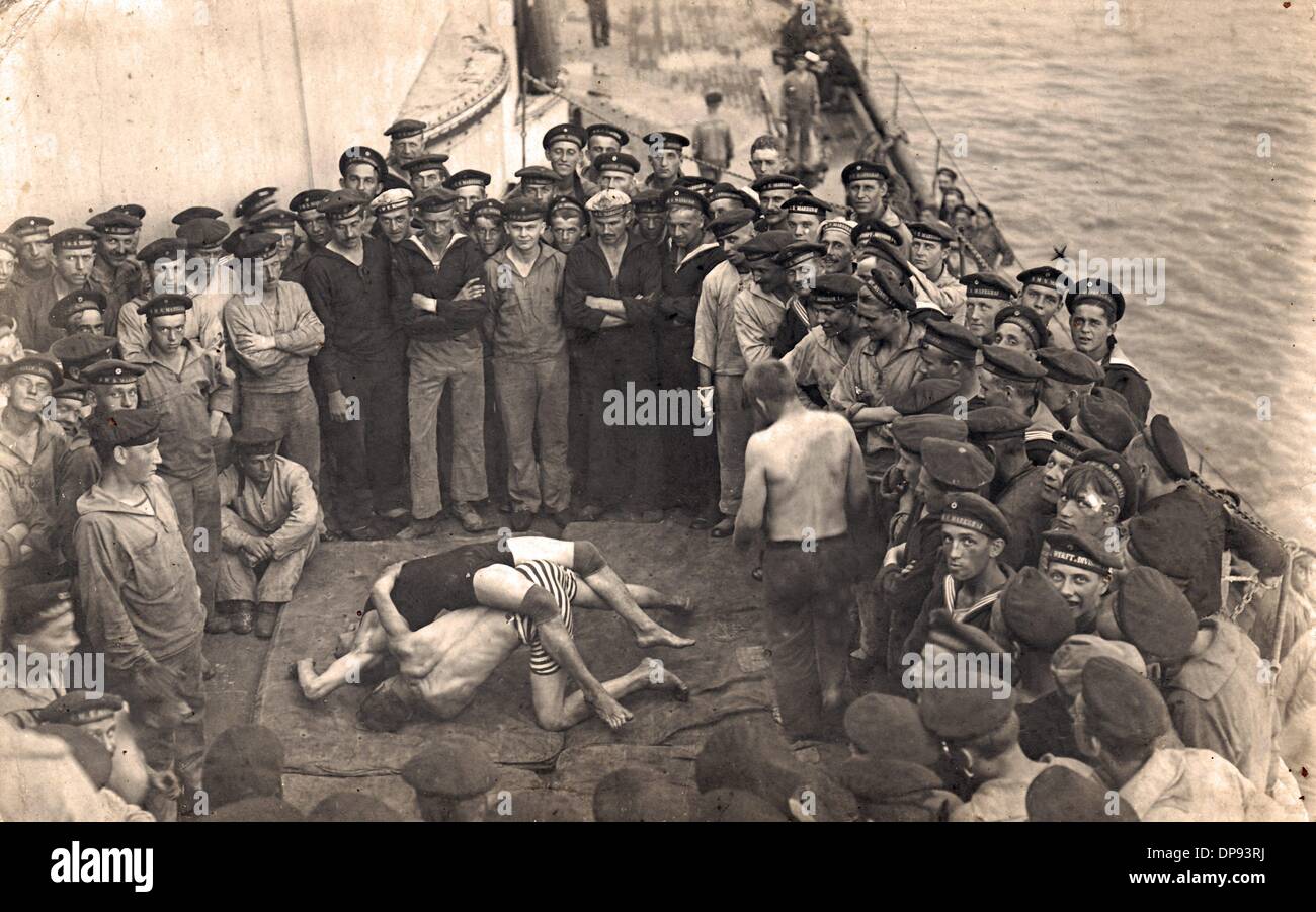 Eine Postkarte vom 17. August 1917 zeigt Seemannsrekruten während eines Ringkampfes auf dem Kampfschiff SMS Markgraf. Fotoarchiv für Zeitgeschichte Stockfoto