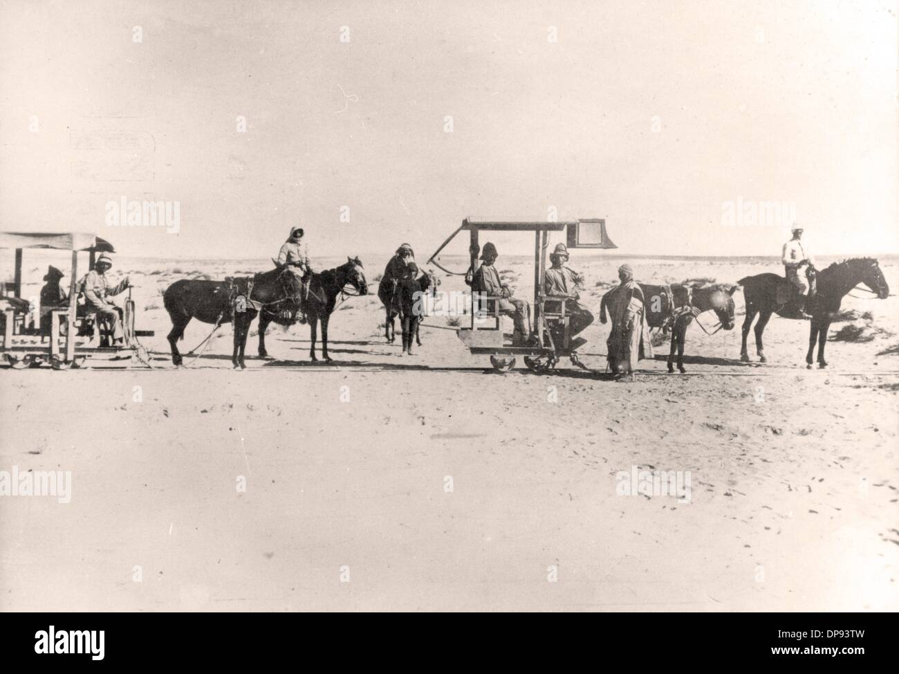 Soldaten werden in einer leichten Eisenbahn durch die Wüste am Suez Canal fotografiert. Die Sinai-und-Palästina-Kampagne war während des Ersten Weltkriegs (1915-1918) ein zweites Kriegstheater zwischen dem Osmanischen Reich und Großbritannien. Das Osmanische Reich als Verbündeter der Zentralmächte wurde von deutschen (Asienkorps) und österreichisch-ungarischen Truppen in Palästina unterstützt. Fotoarchiv für Zeitgeschichte Stockfoto