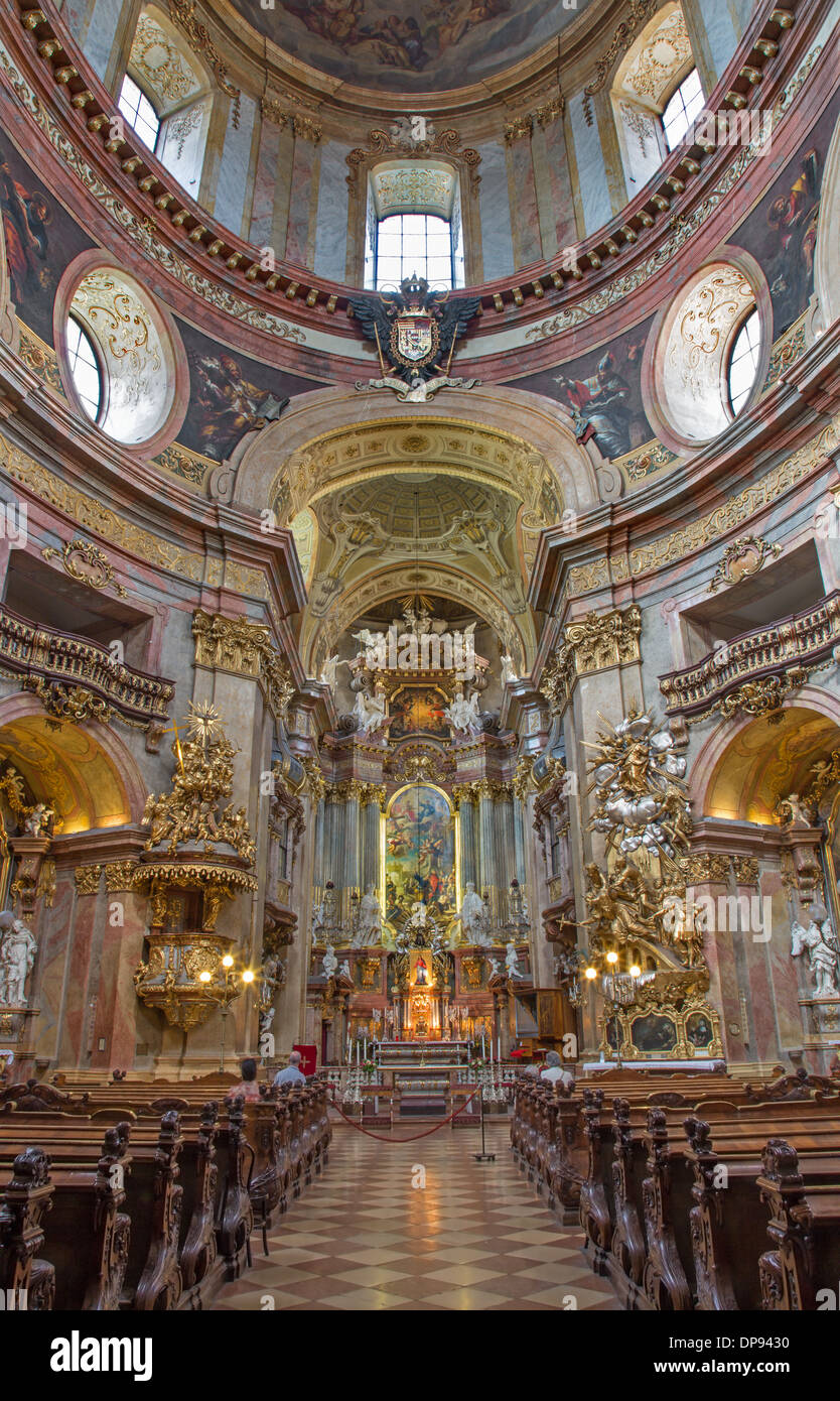 Wien - Chorraum und Kirchenschiff der barocken st. Peter Kirche oder Peterskirche von Antonio Galli da Bibiena Und Martino Altomonte Stockfoto