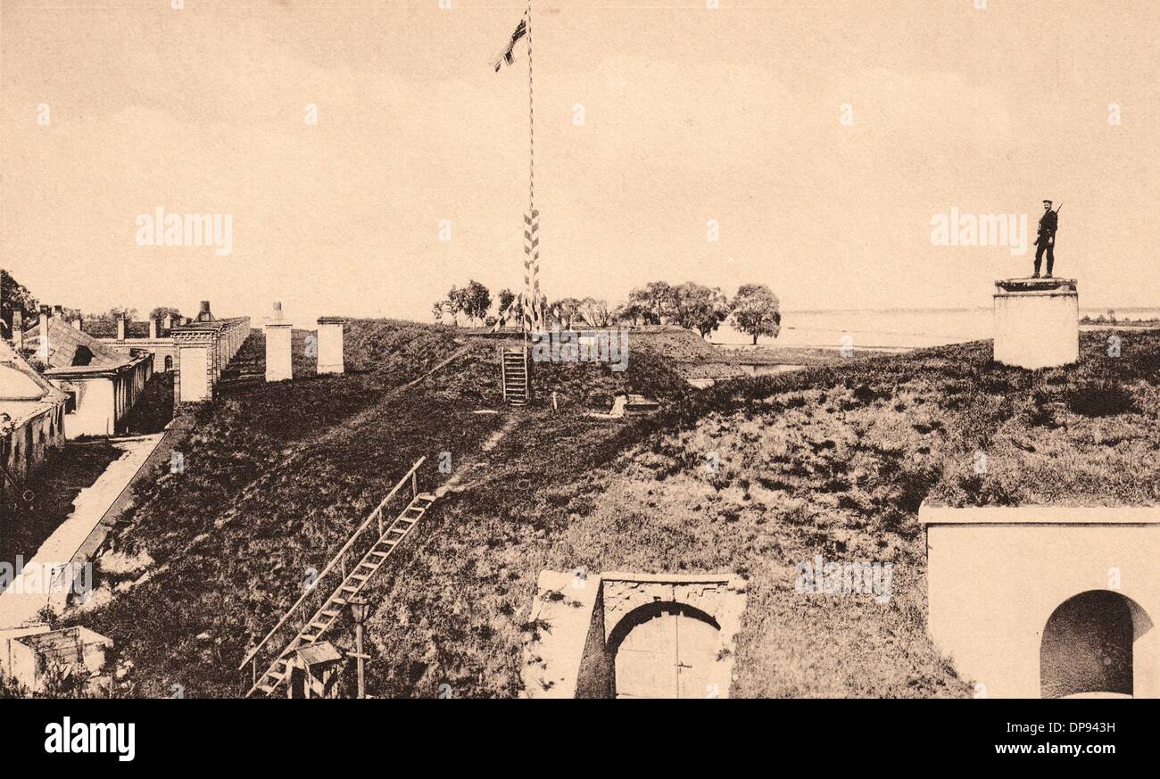 Ein deutscher Soldat bewacht die Festung Dünamünde (heute: Daugavgriva, ein Viertel in Riga, Lettland) unter der Flagge der kaiserlichen deutschen Marine um 1917/18. Anfang September 1917 überquerten deutsche Truppen den Fluss Dwina und besetzten Riga bis zum Ende des Ersten Weltkriegs Fotoarchiv für Zeitgeschichte Stockfoto