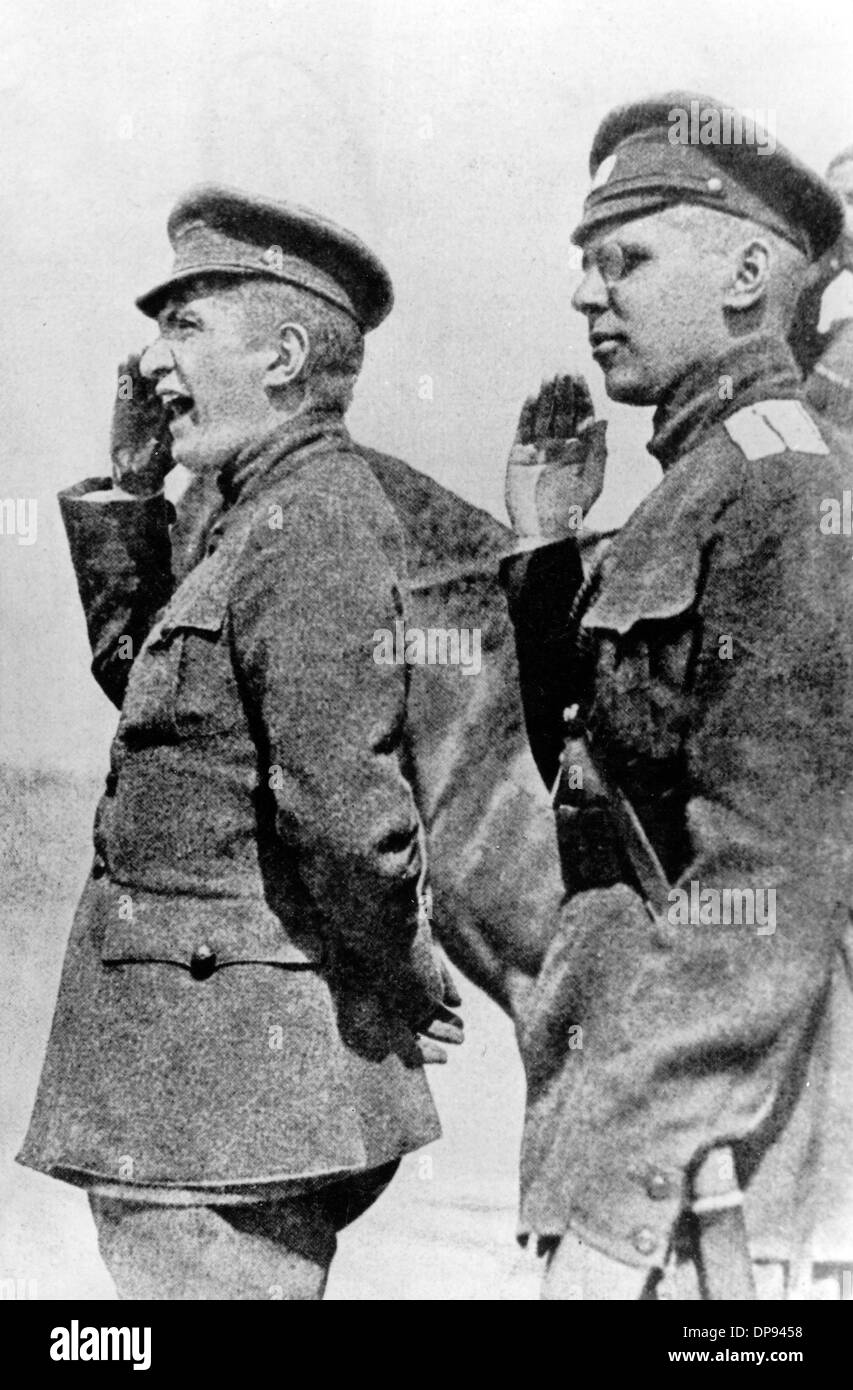 Der Premierminister der russischen provisorischen Regierung Alexander Fjodorowitsch Kerensky (l) besucht im Juli 1917 russische Truppen an der Front. Die liberale provisorische Regierung wurde in der Februar-Revolution gebildet und 1917 bei der Oktoberrevolution gestürzt. Fotoarchiv für Zeitgeschichte Stockfoto