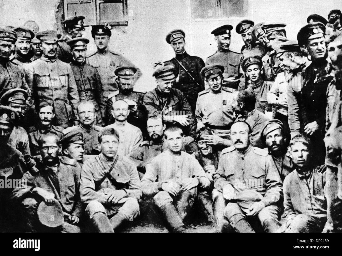 Der Premierminister der russischen provisorischen Regierung Alexander Fjodorowitsch Kerensky (mit x gekennzeichnet) besucht im September 1917 russische Truppen an der Front. Fotoarchiv für Zeitgeschichte Stockfoto