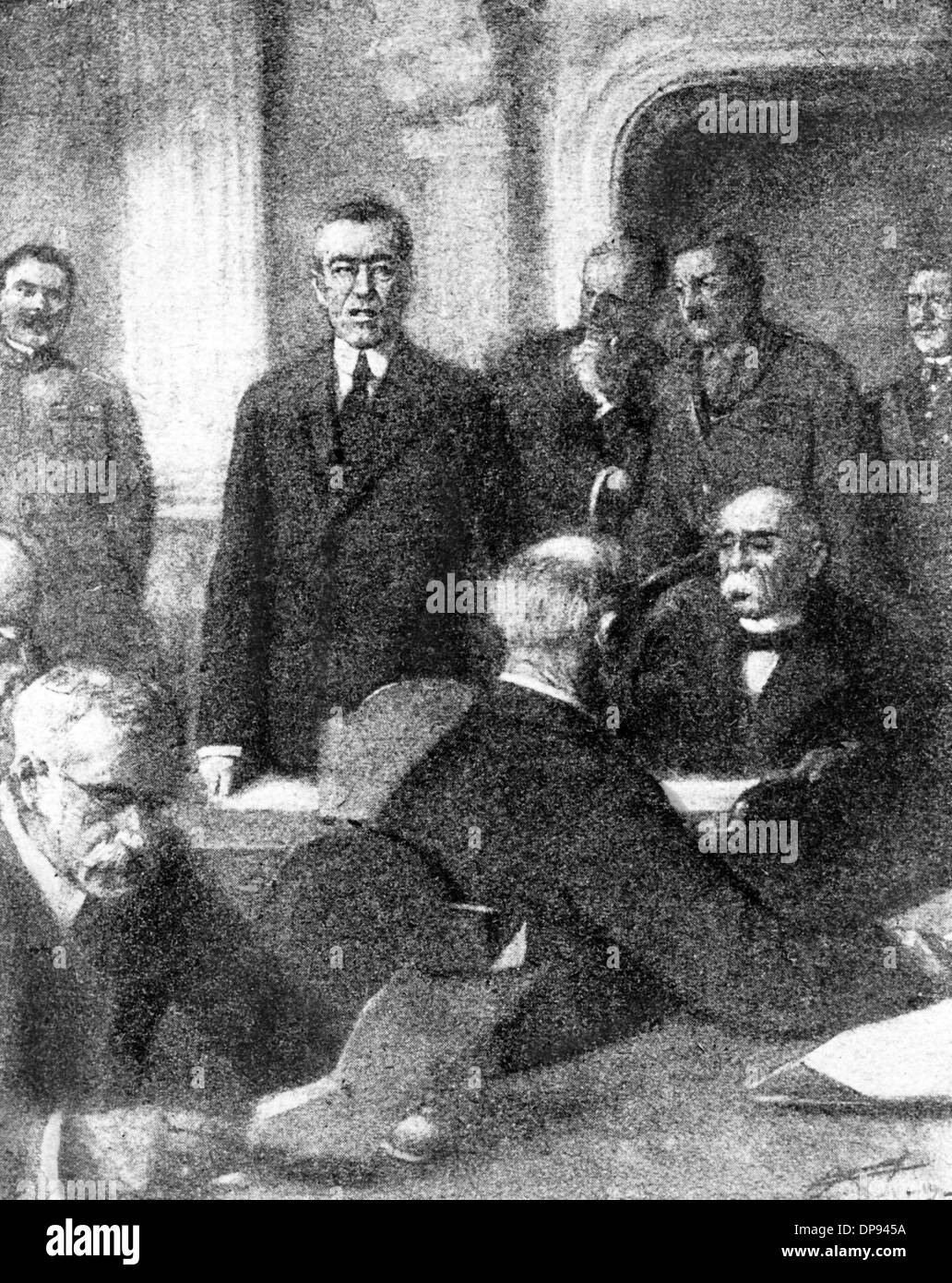 Eine Illustration, die im französischen Magazin L'Illustration veröffentlicht wurde, zeigt Präsident Woodrow Wilson der Vereinigten Staaten während seiner Eröffnungsrede auf der Pariser Friedenskonferenz 1919, auf der rechten Seite sitzt der französische Delegierte Georges Clemenceau. Die Pariser Friedenskonferenz begann am 18. Januar 1919 und endete am 28. Juni 1919 mit dem Friedensvertrag von Versailles. Der Vertrag befasste sich mit den Friedensbedingungen, die den Zentralmächten eine Kriegsschuld auferlegen, und mit territorialen Zessionen, Abrüstung und Vergeltungszahlungen der Zentralmächte an die Entente. Fotoarchiv für Zeitgeschichte Stockfoto
