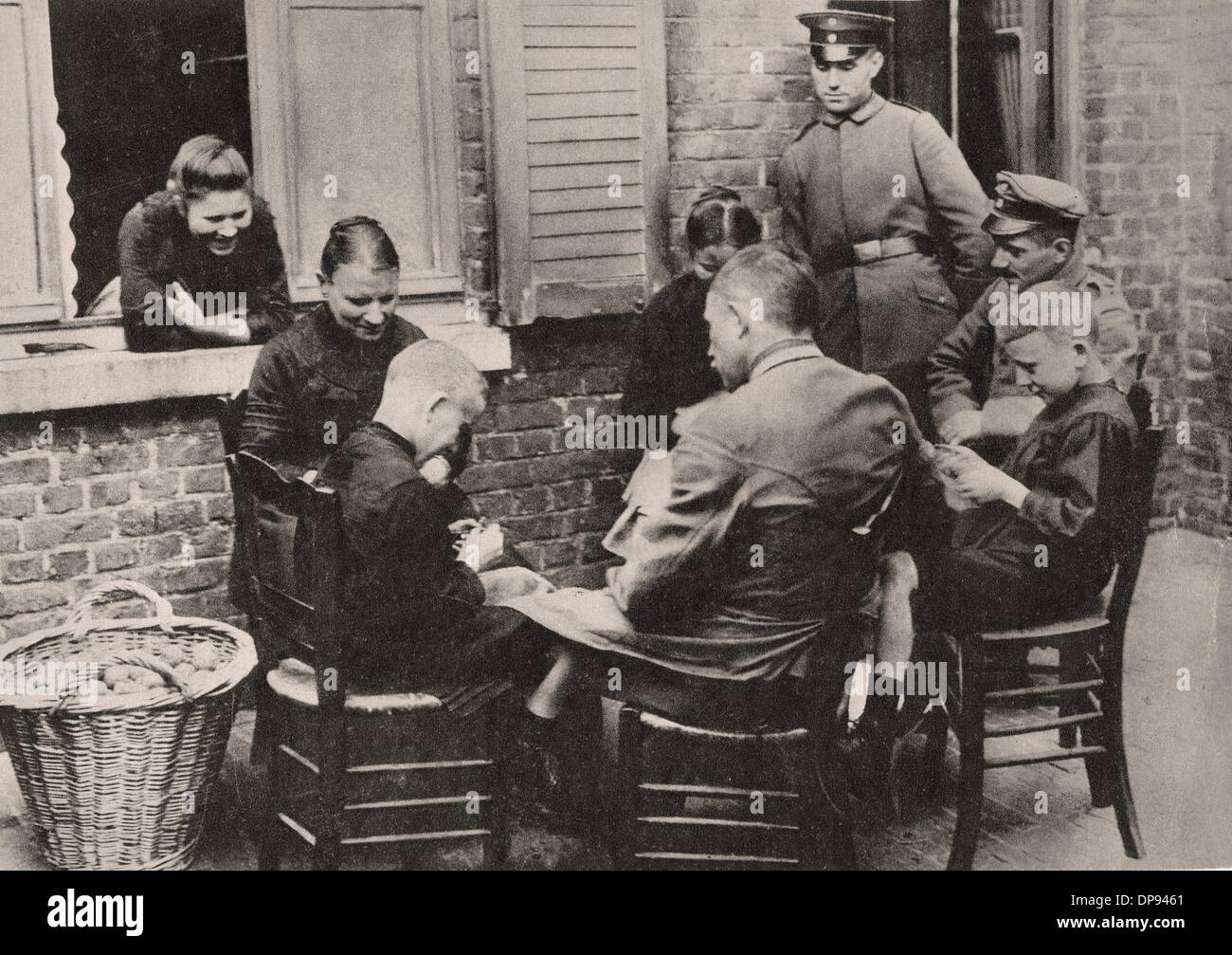 Deutsche Soldaten sind mit Frauen und Kindern in ihren Quartieren an der Front in Flandern abgebildet. Datum und Ort unbekannt. Fotoarchiv für Zeitgeschichte Stockfoto