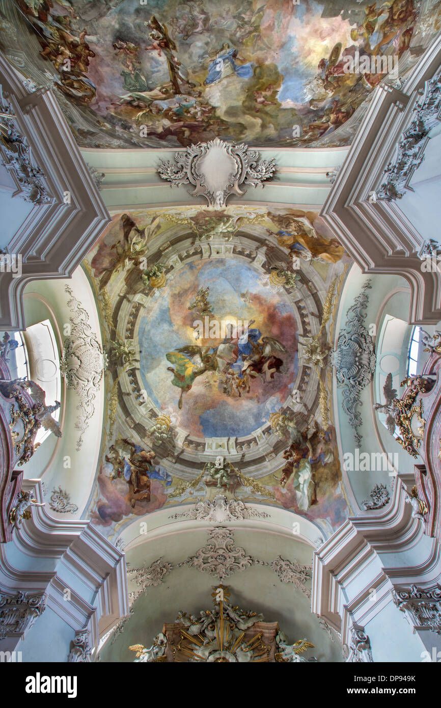 Wien - Fresko des Heiligen Maria Himmelfahrt von Kuppel der barocken Kirche Maria Treu aus dem Jahr 1752-1753 durch F. A. Maulbertsch Stockfoto
