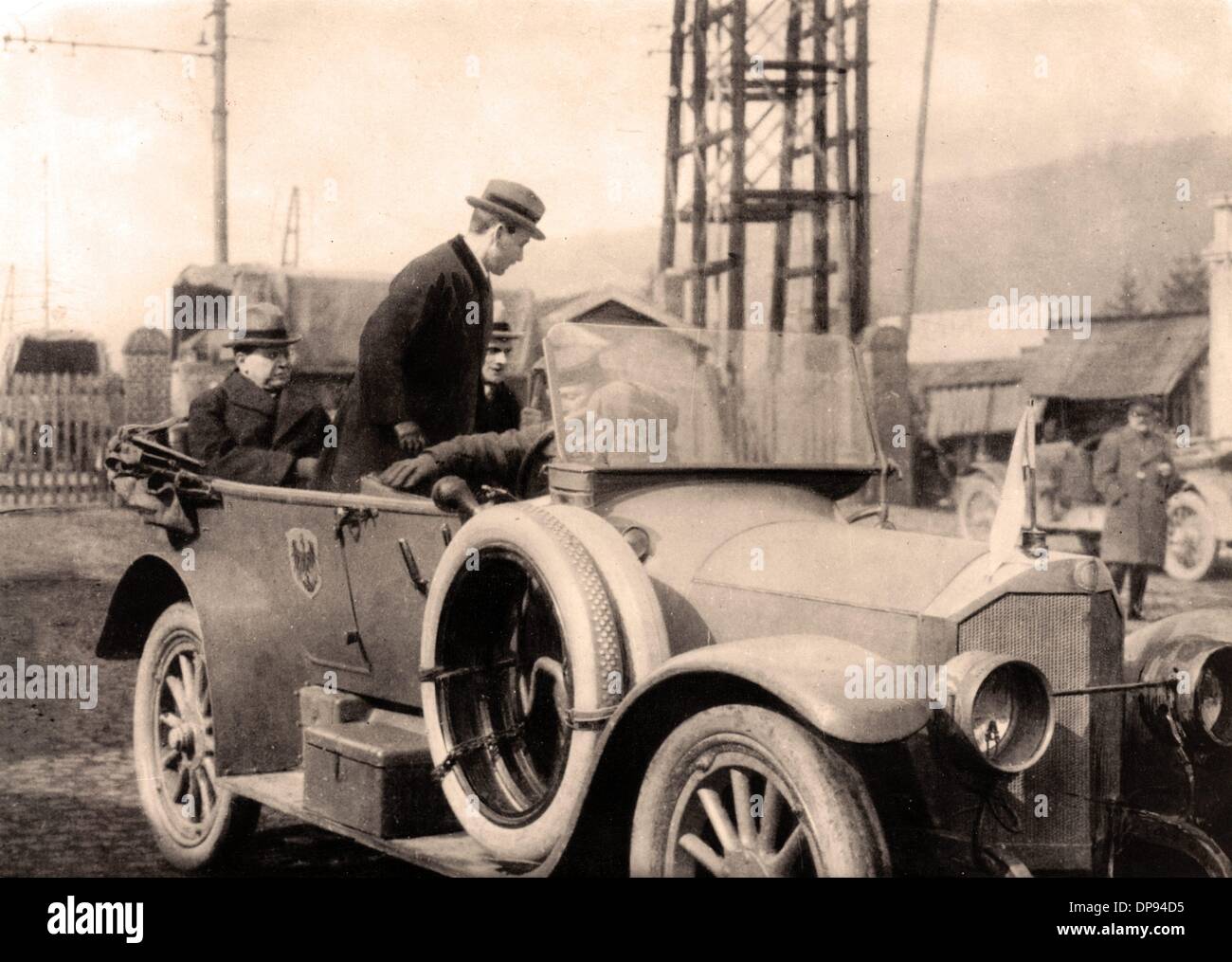 Der Leiter Der Deutschen Delegation Auszuhandeln Und Zu Unterzeichnen Des Waffenstillstands Wako Matthias Erzberger L Verlasst Den Bahnhof Von Spa In Belgien Mit Seinen Zwei Sekretarinnen Im Jahr 1919 Datum Unbekannt Erzberger