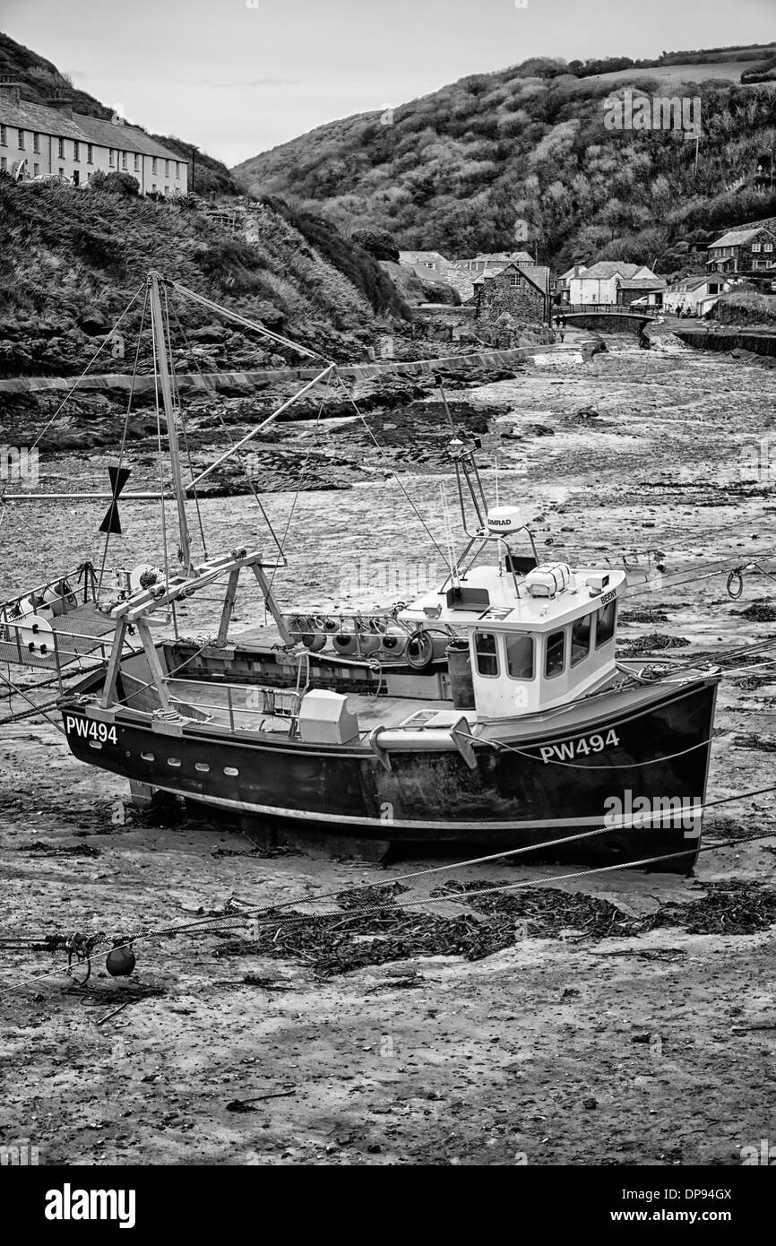 Festgemachten Fischerboot, Hafen, Boscastle, Cornwall, England Stockfoto