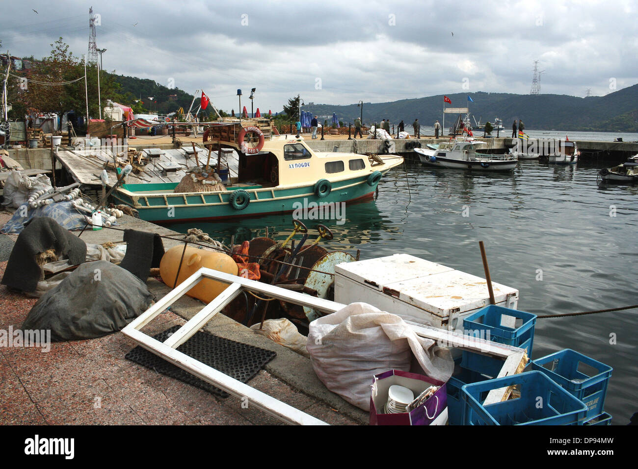 Angelboote/Fischerboote in einem kleinen lokalen Hafen am Bosporus, Istanbul, Türkei Stockfoto