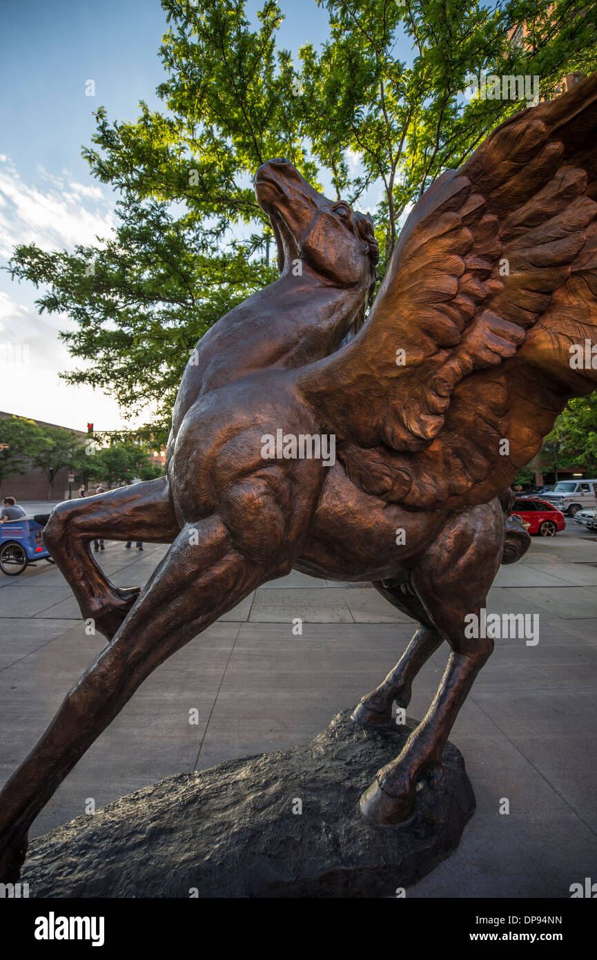 Pegasus Bronzeskulptur von Sandy Scott in der Innenstadt von Denver. Stockfoto