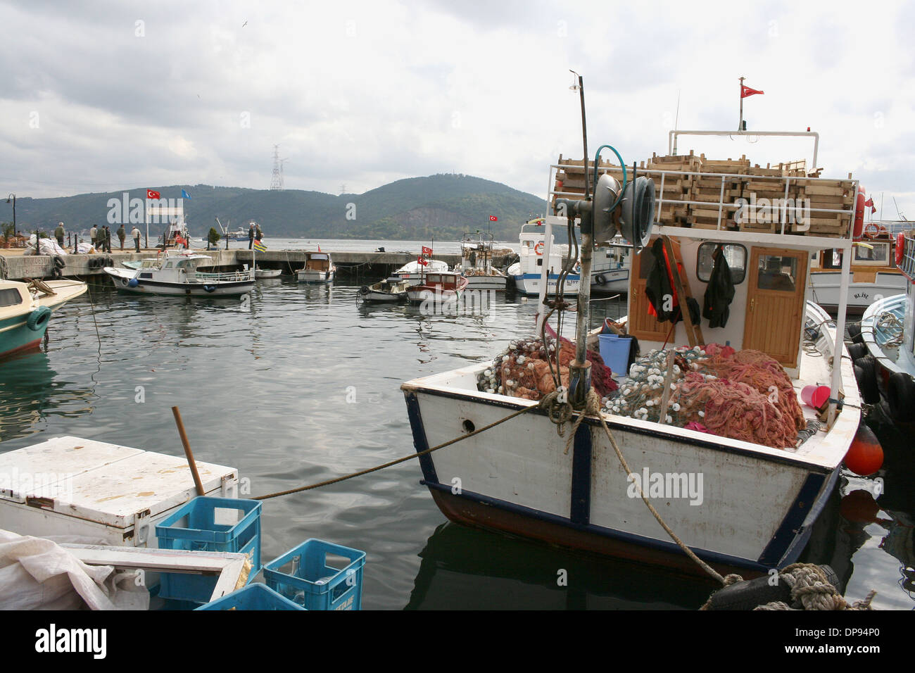 Angelboote/Fischerboote in einem kleinen lokalen Hafen am Bosporus, Istanbul, Türkei Stockfoto
