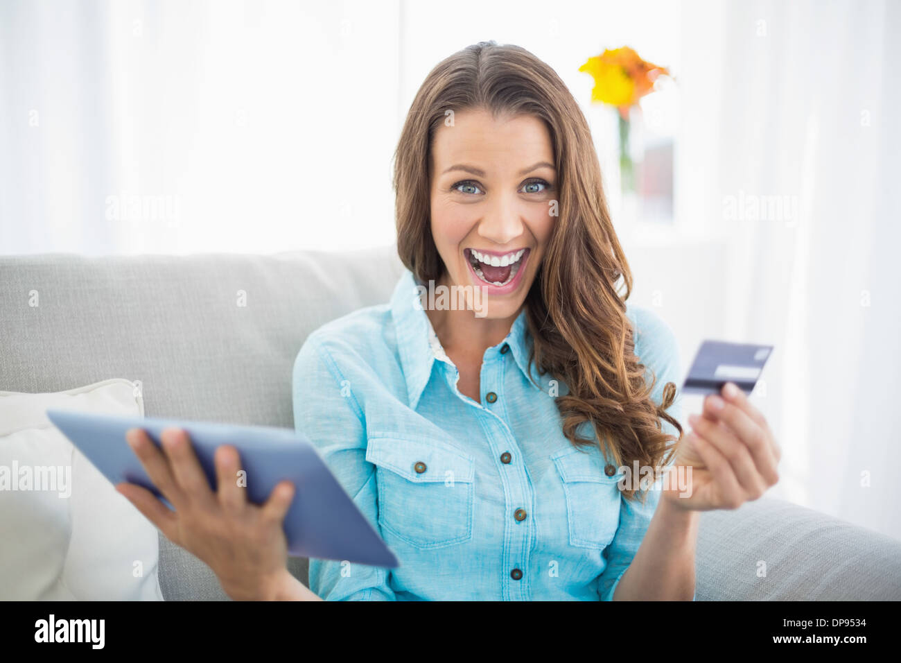 Euphorische Brünette, Online-shopping Stockfoto