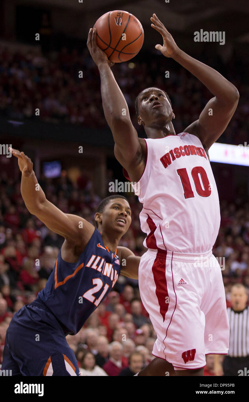 8. Januar 2014 - Madison, Wisconsin, Vereinigte Staaten von Amerika - 8. Januar 2014: Wisconsin Badgers vorwärts Nigel Hayes #10 Vergangenheit Illinois Fighting Illini bekommt bewachen Malcolm Hill #21 auf dem Weg in den Korb während der NCAA Basketball-Spiel zwischen Illinois Fighting Illini und die Wisconsin Badgers am Kohl Center in Madison, Wisconsin. Mit dem Sieg Wisconsin ist jetzt 16: 0 und beginnen zu den besten in der Schulegeschichte. 4. Rang Dachse besiegte den 23. Rang Fighting Illini 95-70. John Fisher/CSM Stockfoto