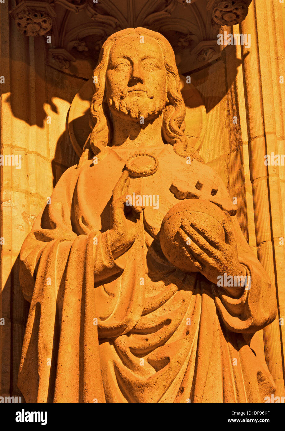 Antwerpen, Belgien - 4 SEPTEMBER: Jesus Christus Pantokrator-Statue auf dem Hauptportal der Kathedrale unserer lieben Frau in der Nacht Stockfoto