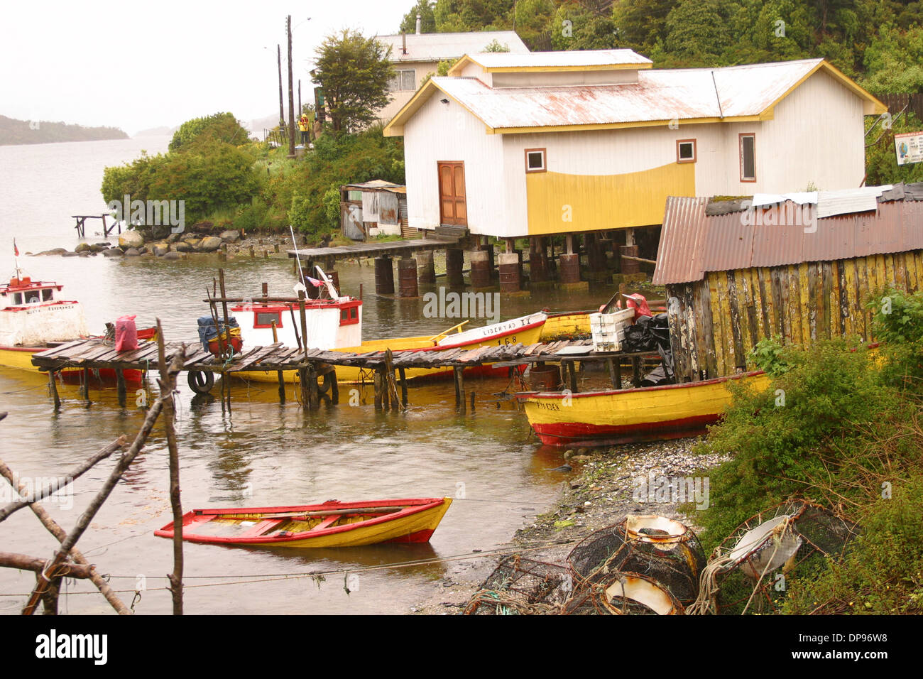 Ein typischer regnerischen Tag in Puerto Eden, einem kleinen, bescheidenen und bunten Dorf in der Nähe Kanal Messier. Süd-Chile Stockfoto