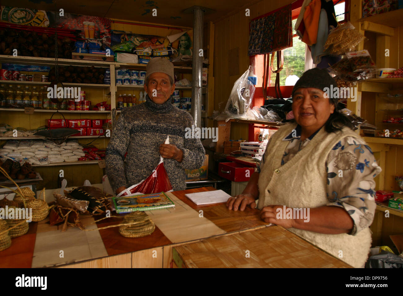 Hier begrüssen wir Sie Shop-Besitzer von einem winzigen mercantile stolz bei Puerto Eden, Südchile Stockfoto