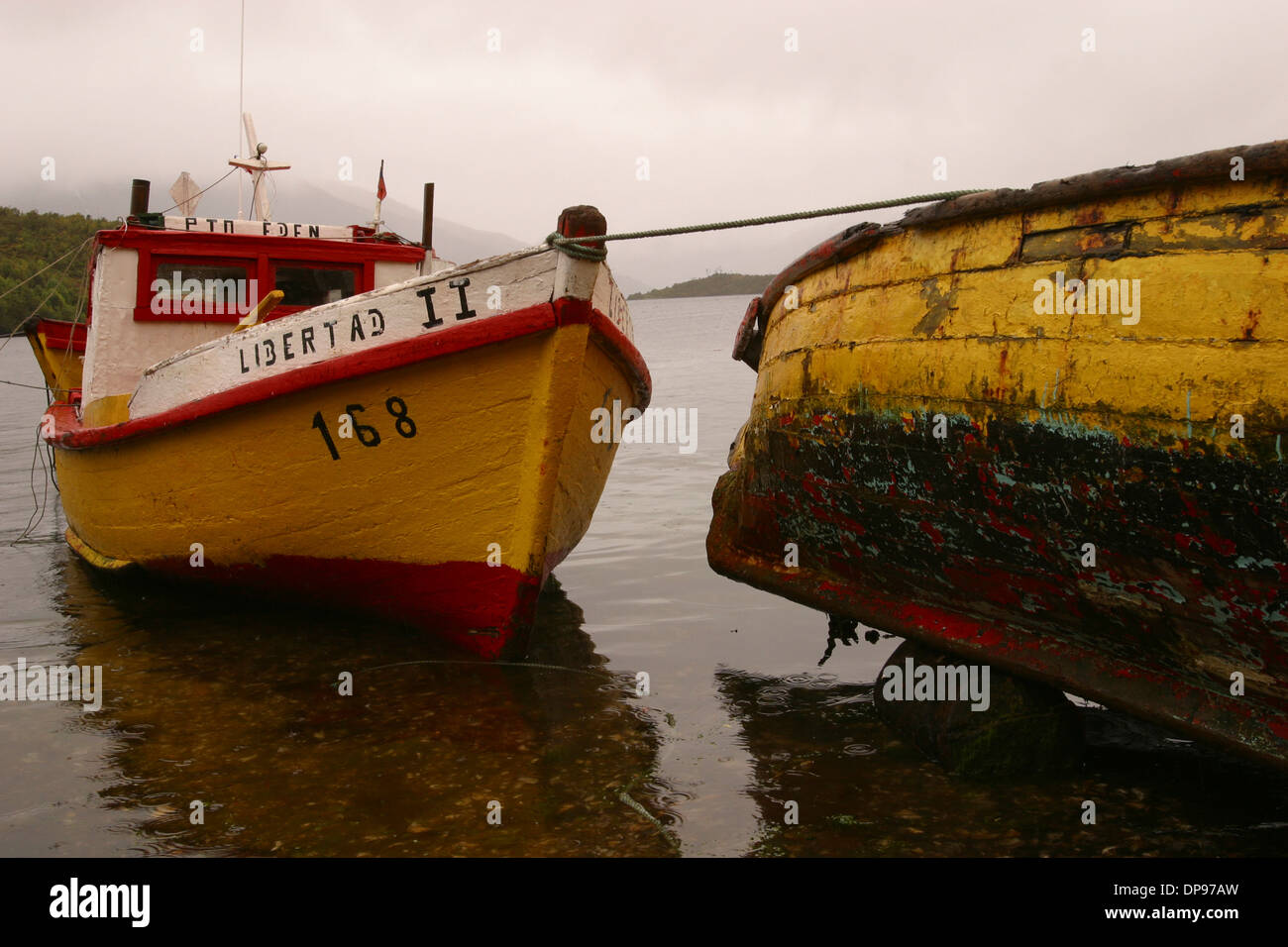 Sogar die Fischereiflotte zeigt Charme & bunte Zeichen an den kleinen & bescheidenen Angeln Dorf Puerto Eden, SÜDCHILE Stockfoto