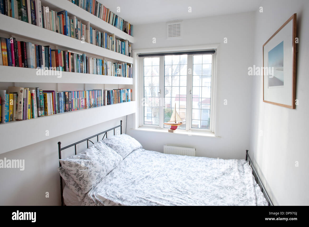Schlafzimmer Innenraum mit Bücherregalen Stockfoto