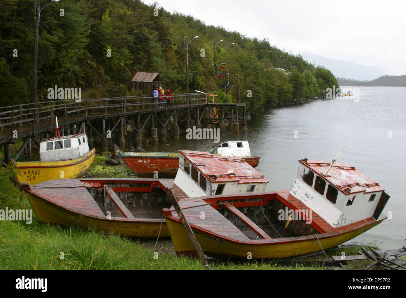 Kreuzfahrtpassagiere besuchen die charmant und bunten kleinen Dorf von Puerto Eden, Südchile Stockfoto