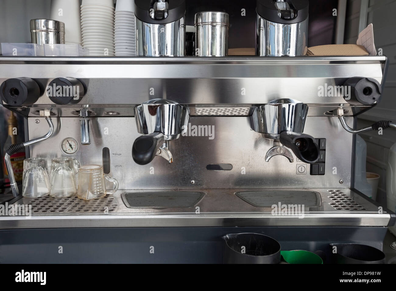 Kaffeemaschine im mobile-shop Stockfoto