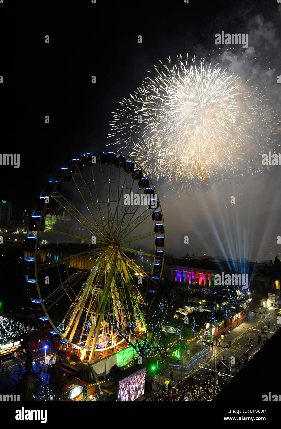 Bis zu 80.000 Personen sind im Rahmen der Hogmanay Feiern 2014 in Princes Street, Edinburgh, Schottland (31. Dezember). Stockfoto