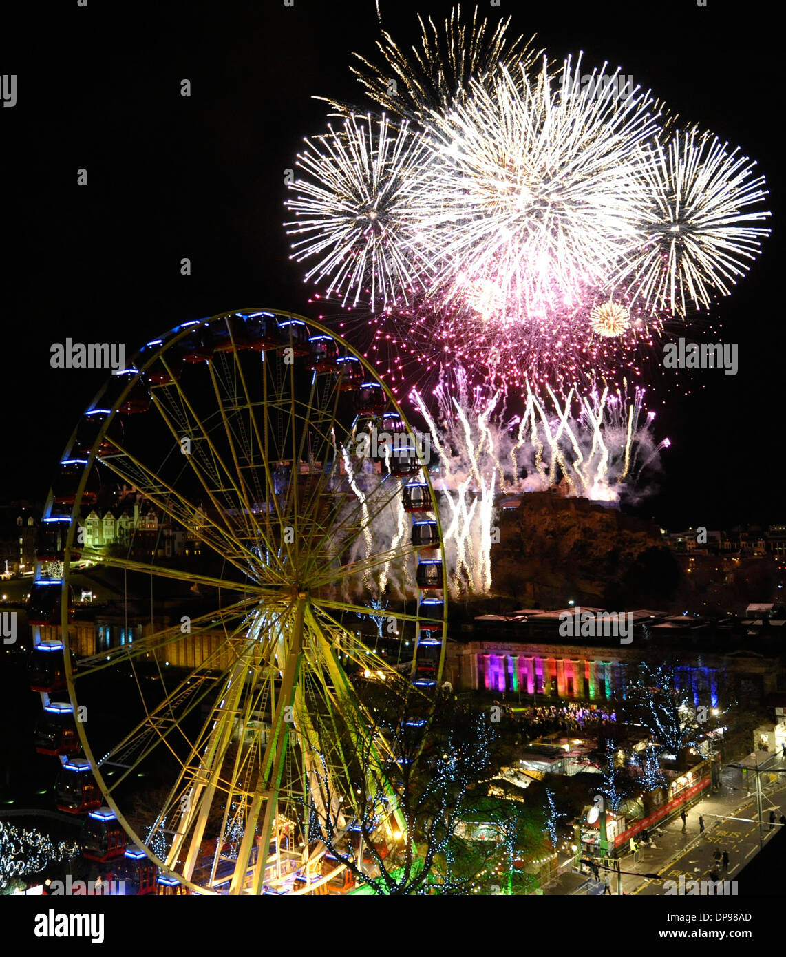 Bis zu 80.000 Personen sind im Rahmen der Hogmanay Feiern 2014 in Princes Street, Edinburgh, Schottland (31. Dezember). Stockfoto