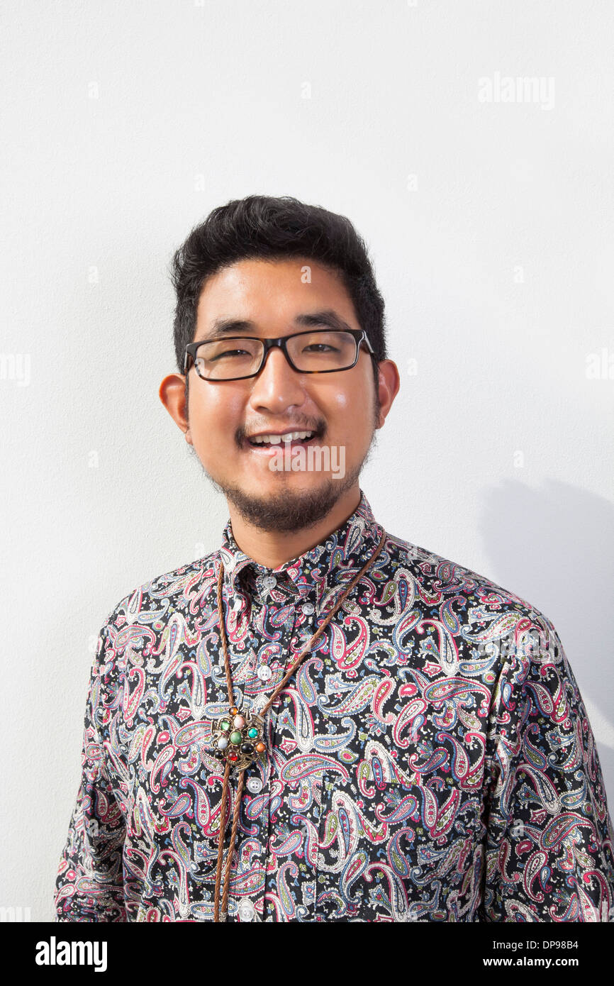 Porträt von glücklicher junge Mann tragen Brillen stehen vor weißem Hintergrund Stockfoto