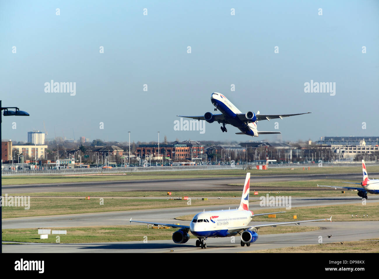 British Airways Boeing 767 startet am Flughafen Heathrow Runway 27R Stockfoto