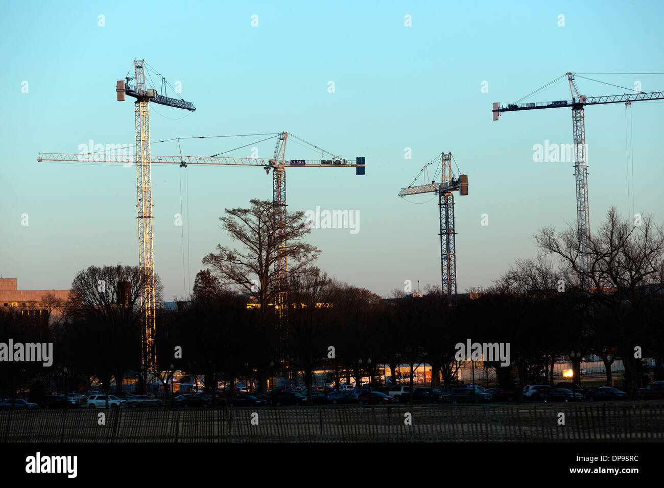 Baukräne punktieren die Skyline in Washington D.C. Stockfoto