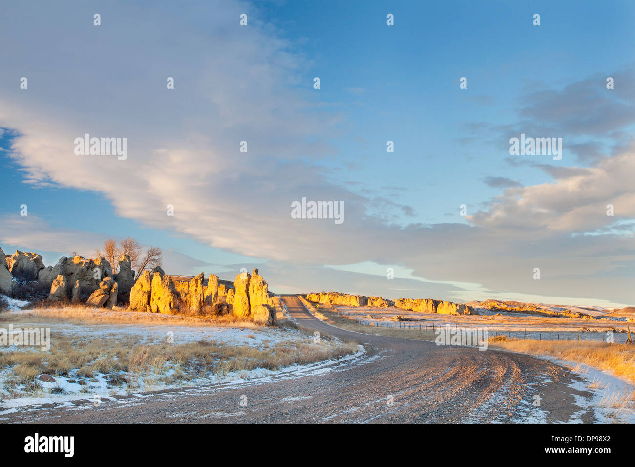 Hinterland-Straße über Prairie in northern Colorado mit natürlichen Fort geologische Sehenswürdigkeit Stockfoto