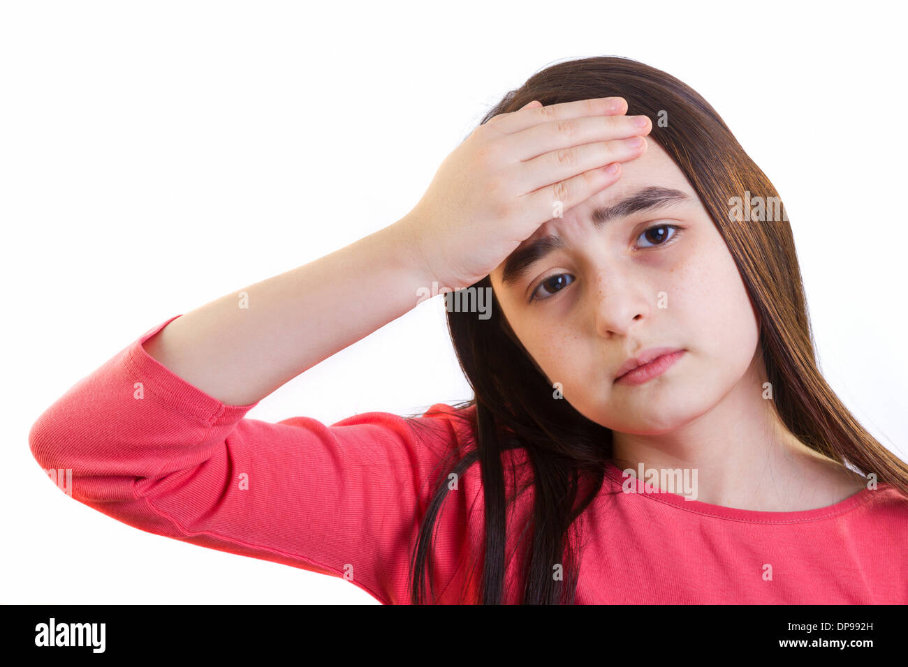 Kleines Mädchen mit Kopfschmerzen suchen aufgeregt bei Kamera Stockfoto