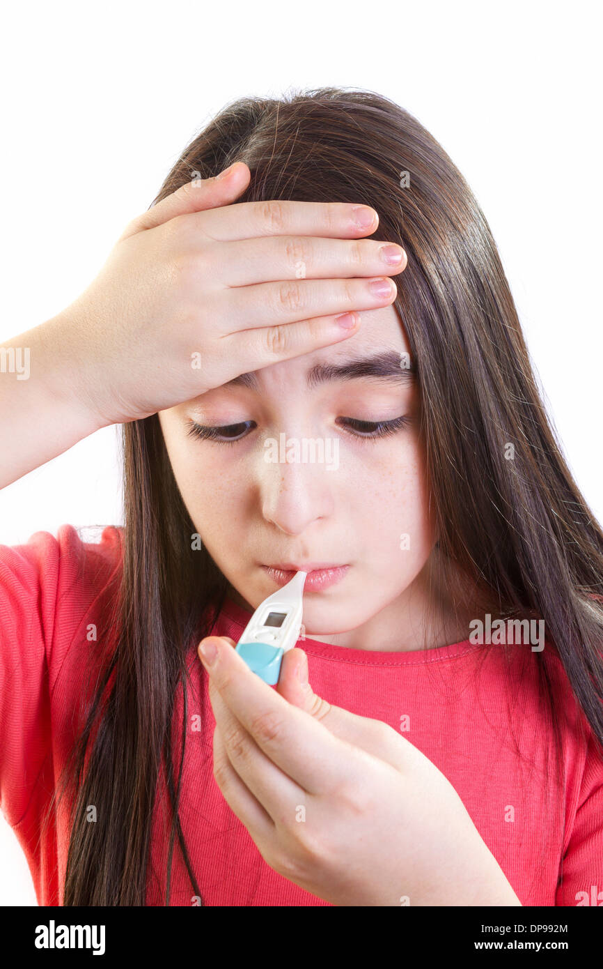 kranke Mädchen besorgt mit thermometer Stockfoto