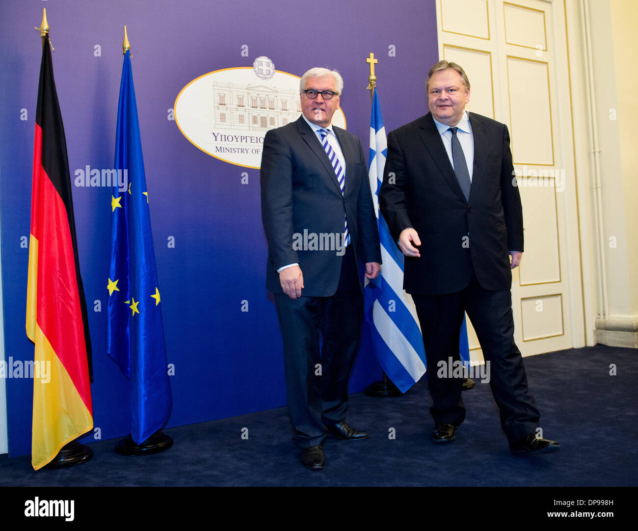 Athen, Griechenland. 9. Januar 2014. Deutscher Außenminister Frank-Walter Steinmeier (L) sitzt mit Greek Foreign Minister Evangelos Venizelos (R) grüßen einander bei einem Treffen in Athen, Griechenland, 9. Januar 2014. Der deutsche Außenminister werden zu einem zweitägigen Besuch in Griechenland. Foto: BERND VON JUTRCZENKA/Dpa/Alamy Live-Nachrichten Stockfoto