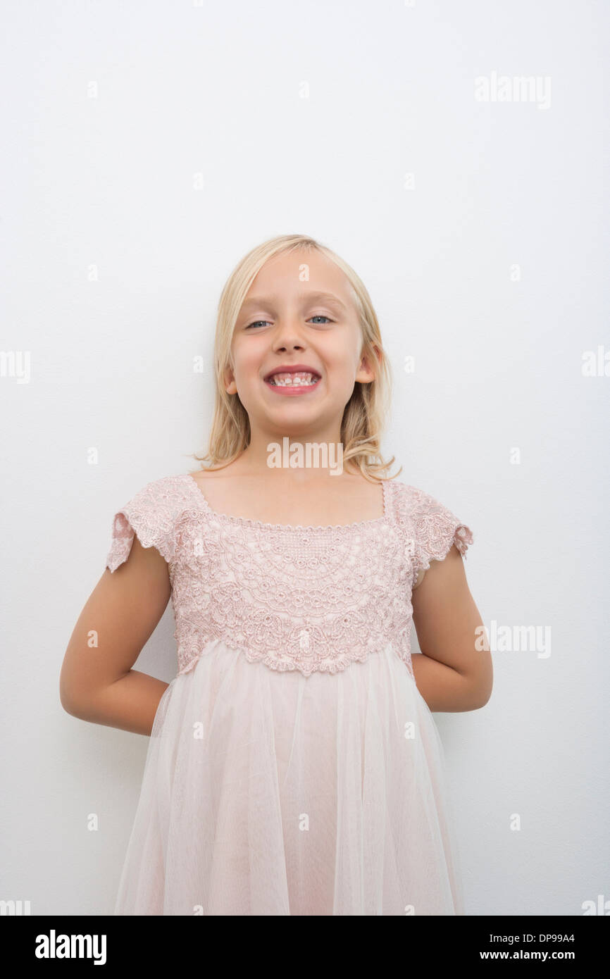 Porträt von Mädchen lächelnd vor weißem Hintergrund Stockfoto