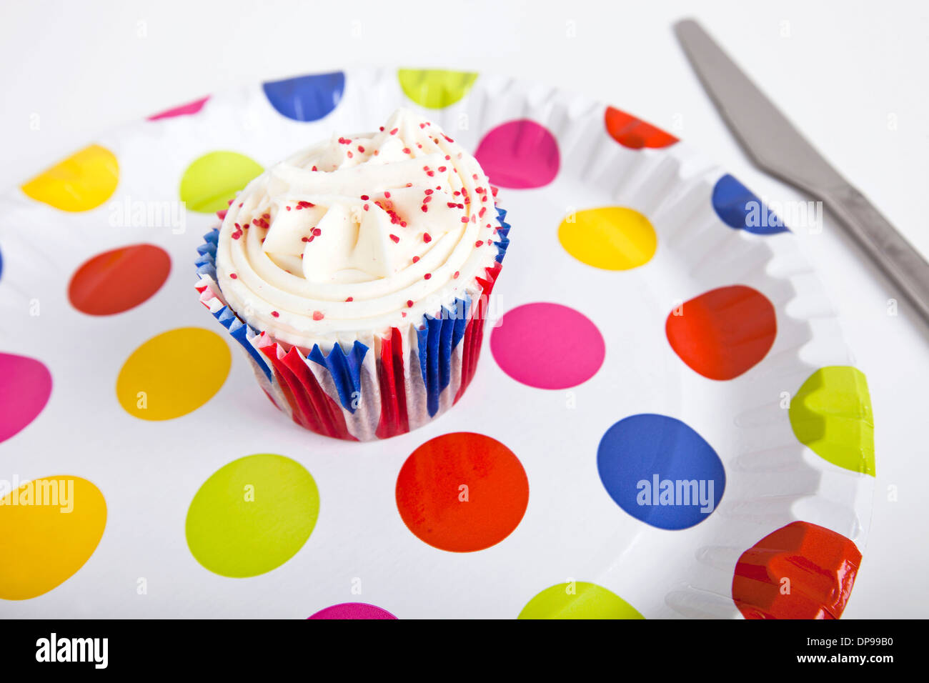 Cupcake in bunten Teller mit Polka Dots auf weißen Hintergrund Stockfoto