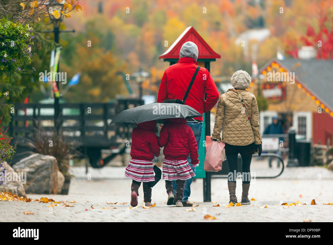 Vierköpfige Familie mit Zwillingsmädchen, Mont Tremblant, Quebec, Kanada Stockfoto