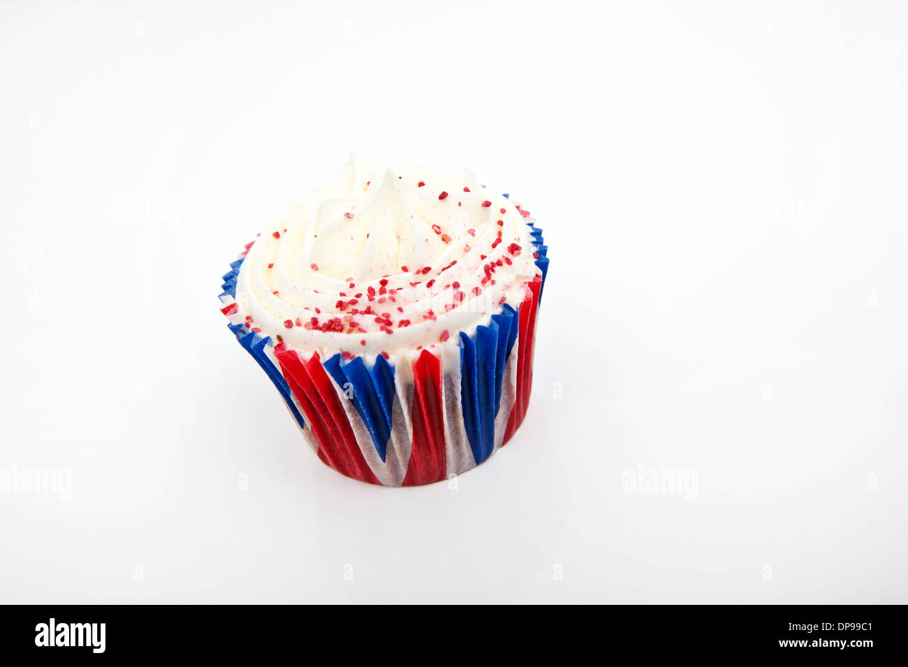 Union Jack Cupcake vor weißem Hintergrund Stockfoto