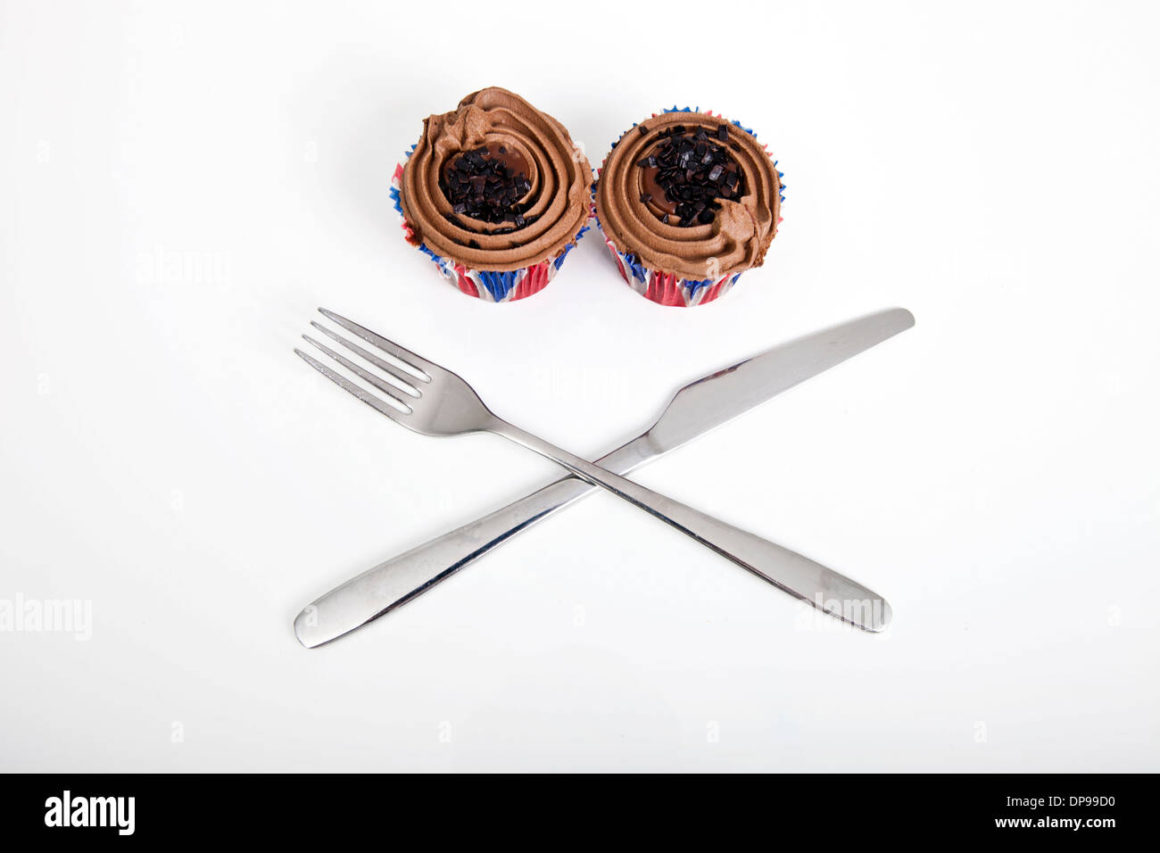 Union Jack Schokolade Cupcakes mit Gabel und Messer auf weißen Hintergrund Stockfoto