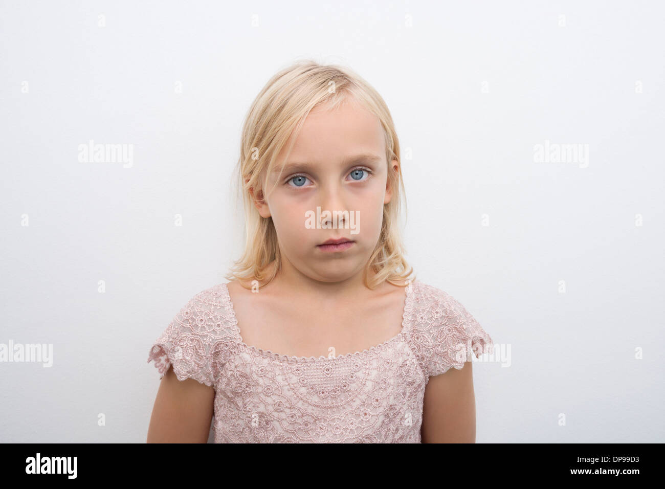 Porträt von Mädchen starrte auf weißem Hintergrund Stockfoto