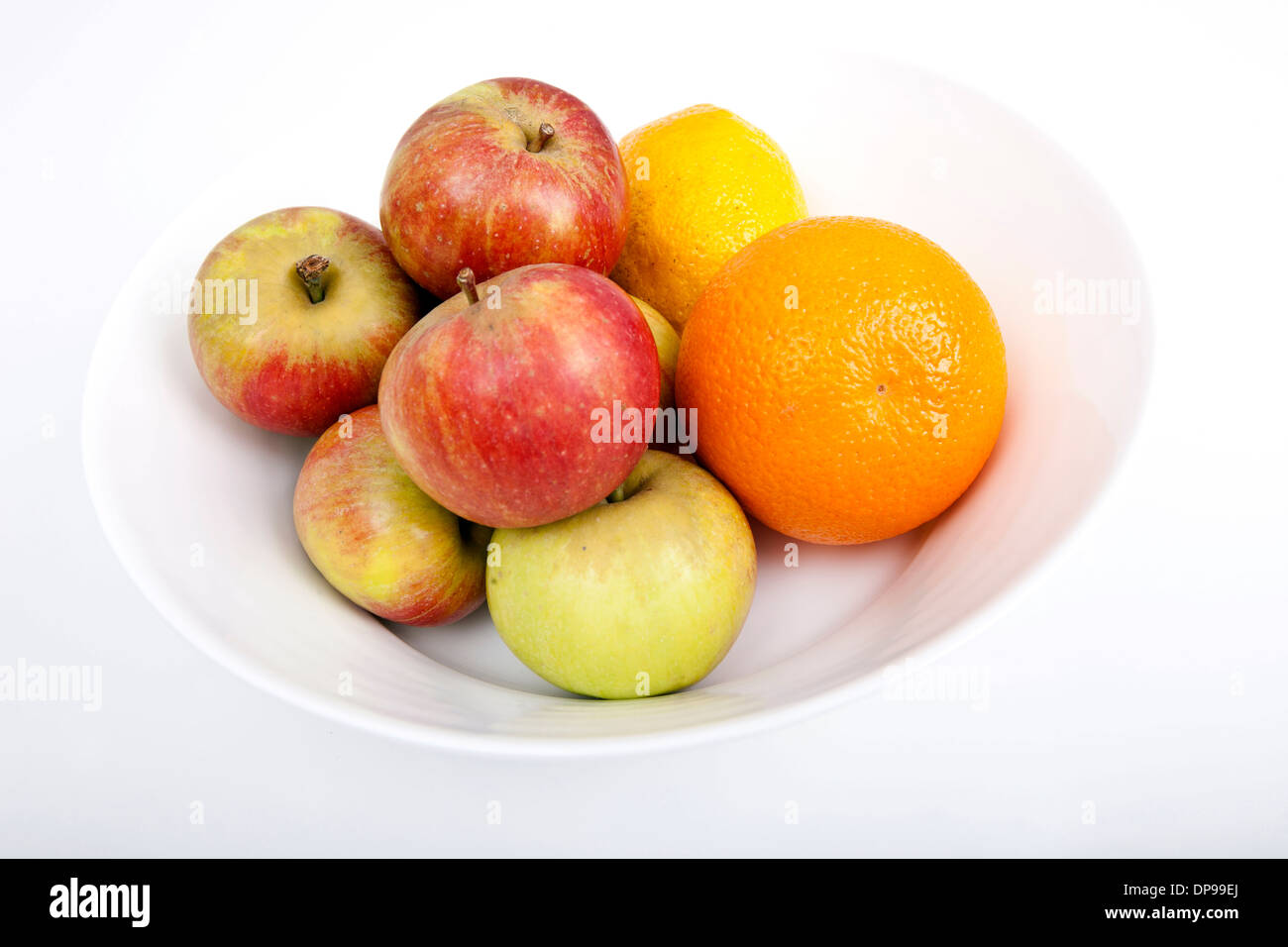 Frisches Obst im Teller vor weißem Hintergrund Stockfoto