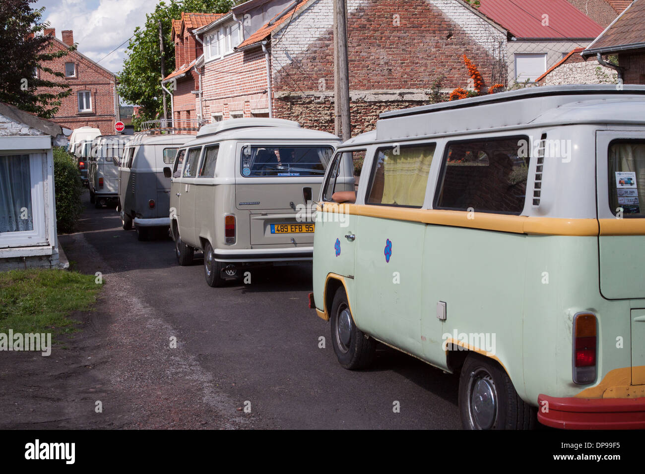 VW Wohnmobile Durchfahren einer Straße in Frankreich Stockfoto