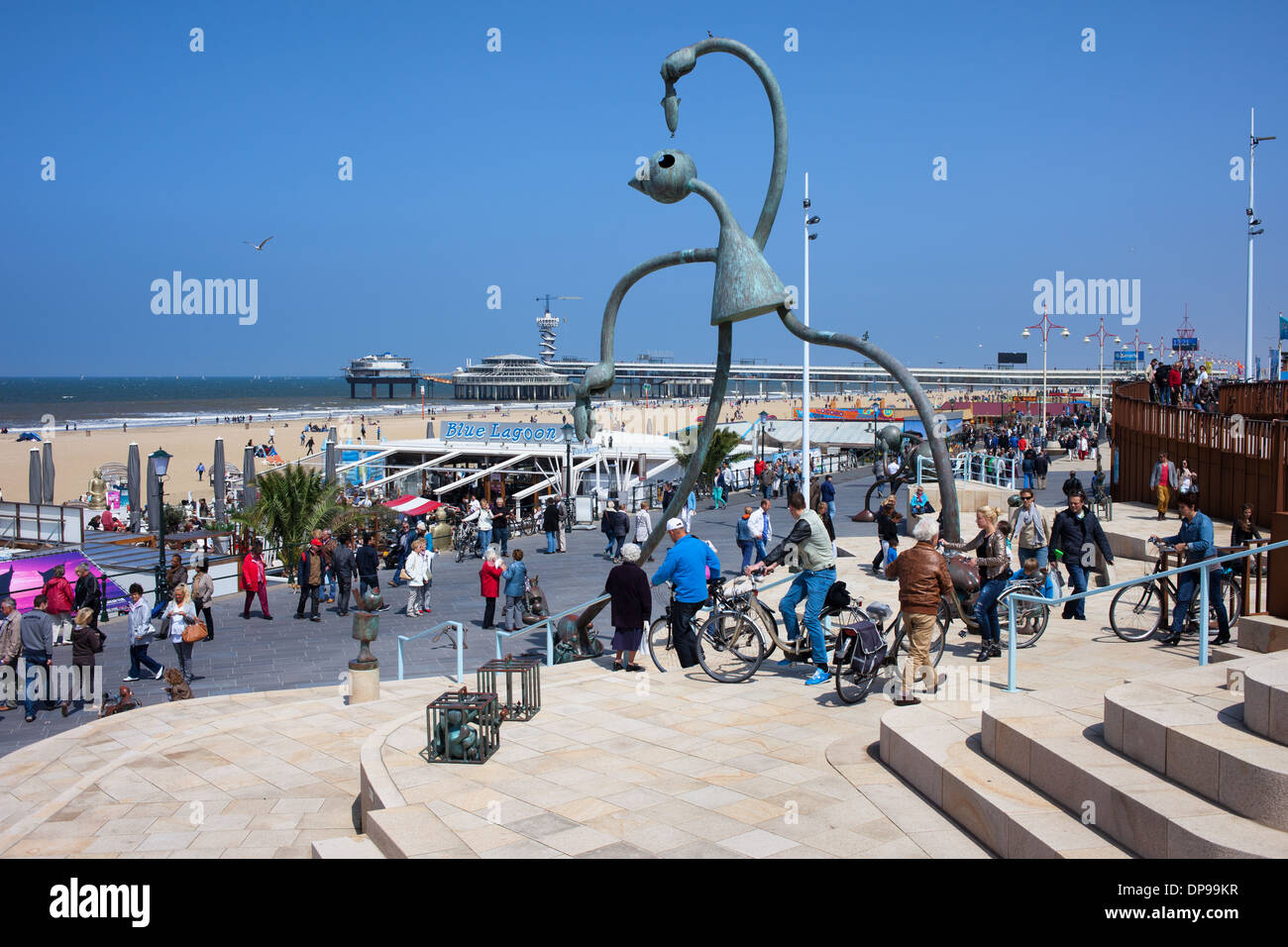 Cafés, Restaurants, Clubs entlang der Promenade von Scheveningen Strand an der Nordsee in den Haag, Holland, Niederlande. Stockfoto