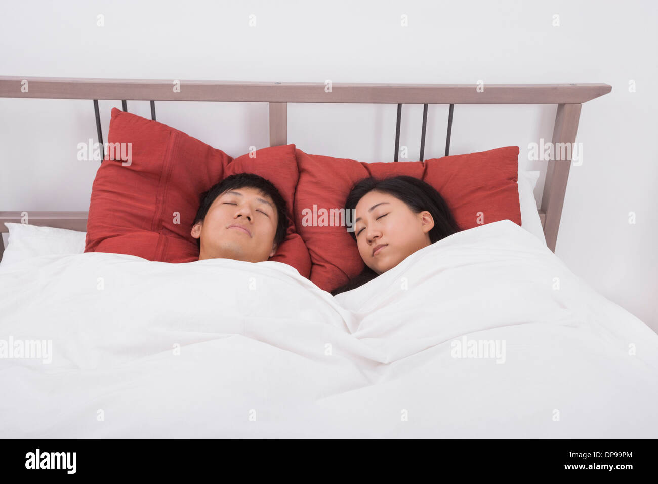 Asian paar im Bett Stockfoto