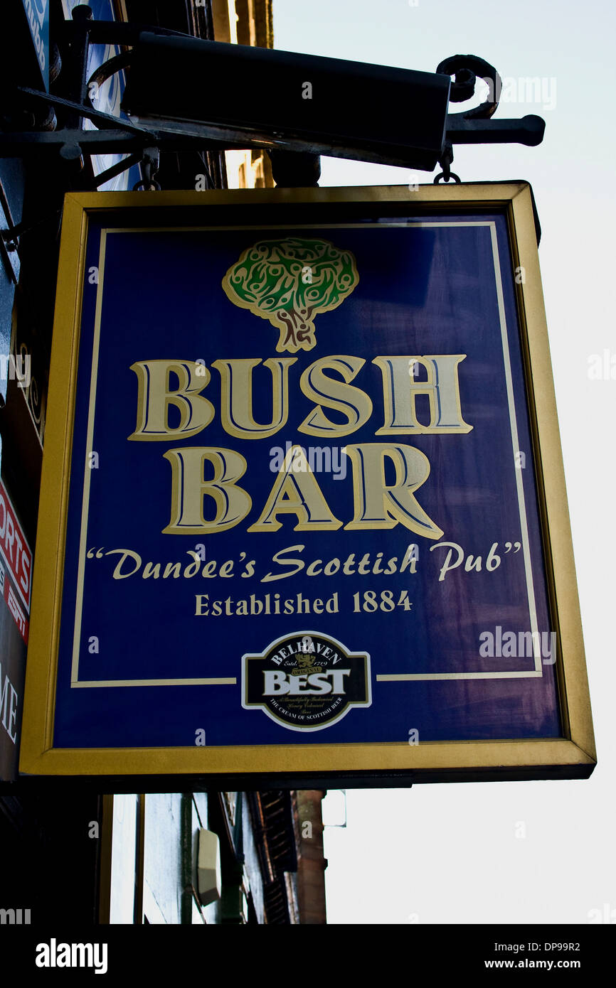 Traditionelle schottische Pub gegründet 1884 die Bush-Bar Schild befindet sich entlang der Seagate in Dundee, Großbritannien Stockfoto