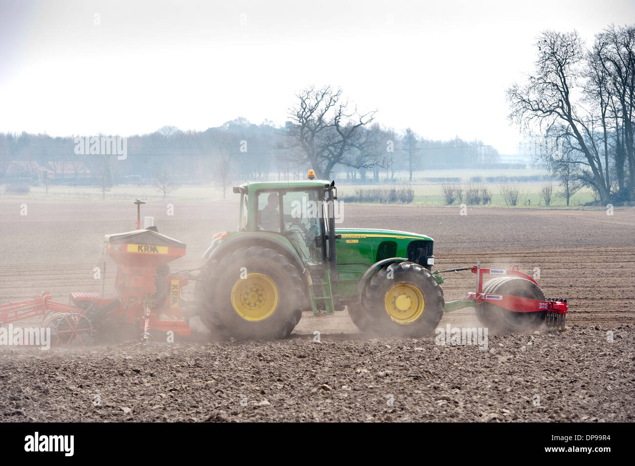 Erhöhung der Staub im Frühjahr, die Gerste, auf Bauernhof in der Nähe von York, UK gepflanzt wird. Stockfoto