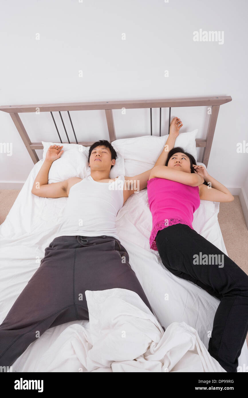 Löwe Mann Und Krebs Frau Im Bett Mann und zwei frauen im bett -Fotos und -Bildmaterial in hoher