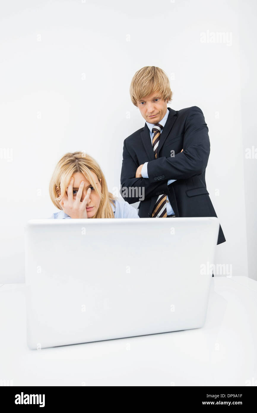 Frustriert Geschäftsleute Blick auf Laptop im Büro Stockfoto