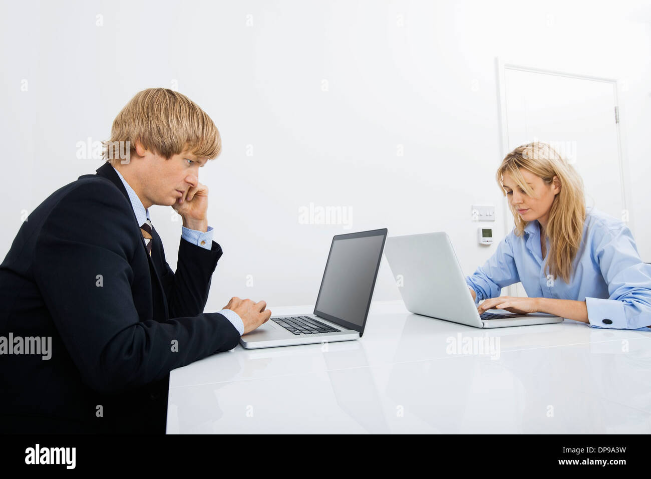 Geschäftsleute auf Laptops im Büro arbeiten Stockfoto