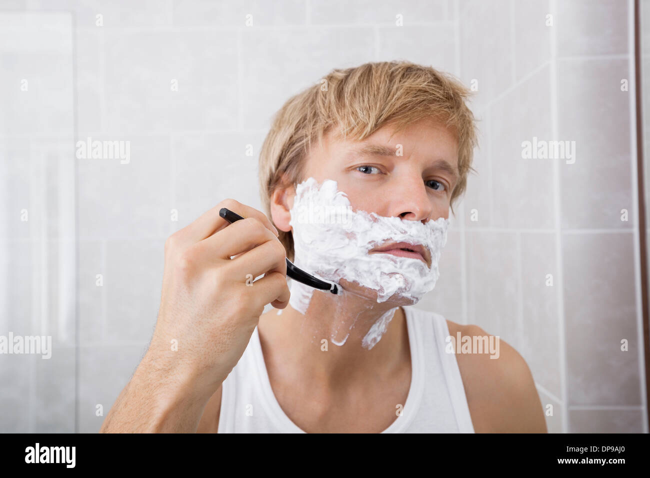 Porträt des mittleren Erwachsenenalter Menschen rasieren im Bad Stockfoto