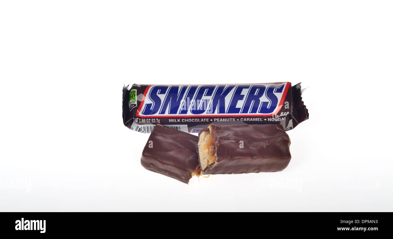 Eine geöffnete Snickers bar mit zerrissenen Verpackungen und Candy außerhalb in der Hälfte mit Füllung, Ausschnitt USA Stockfoto